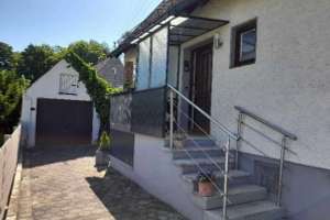Charmantes Zweifamilienhaus mit großem Grundstück und Garage in ruhiger Lage von Affing – Die vollständige Adresse der Immobilie erhältst du vom Anbieter., 86444 Affing – Vorschaubild 5