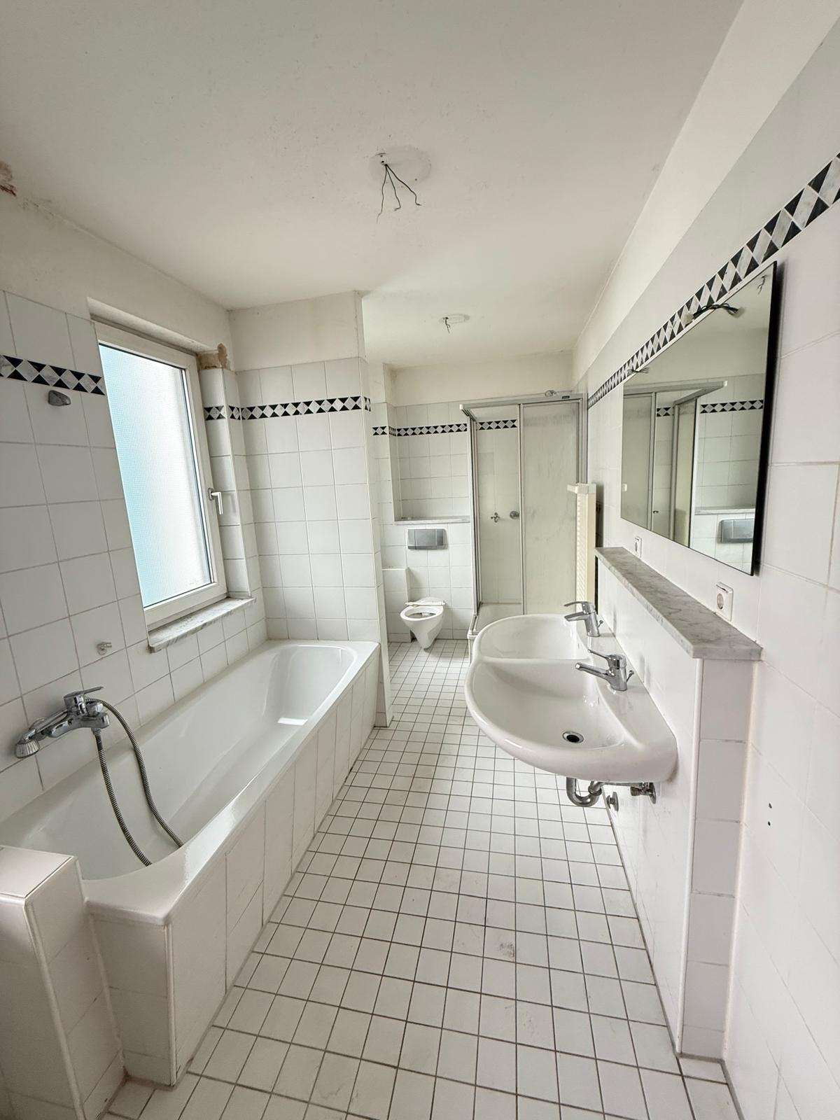 Bezugsfrei! 3 Zi.-Whg mit Aufzug, Balkon und 2 TG Stellplätzen zu verkaufen, Berlin – Bild 2