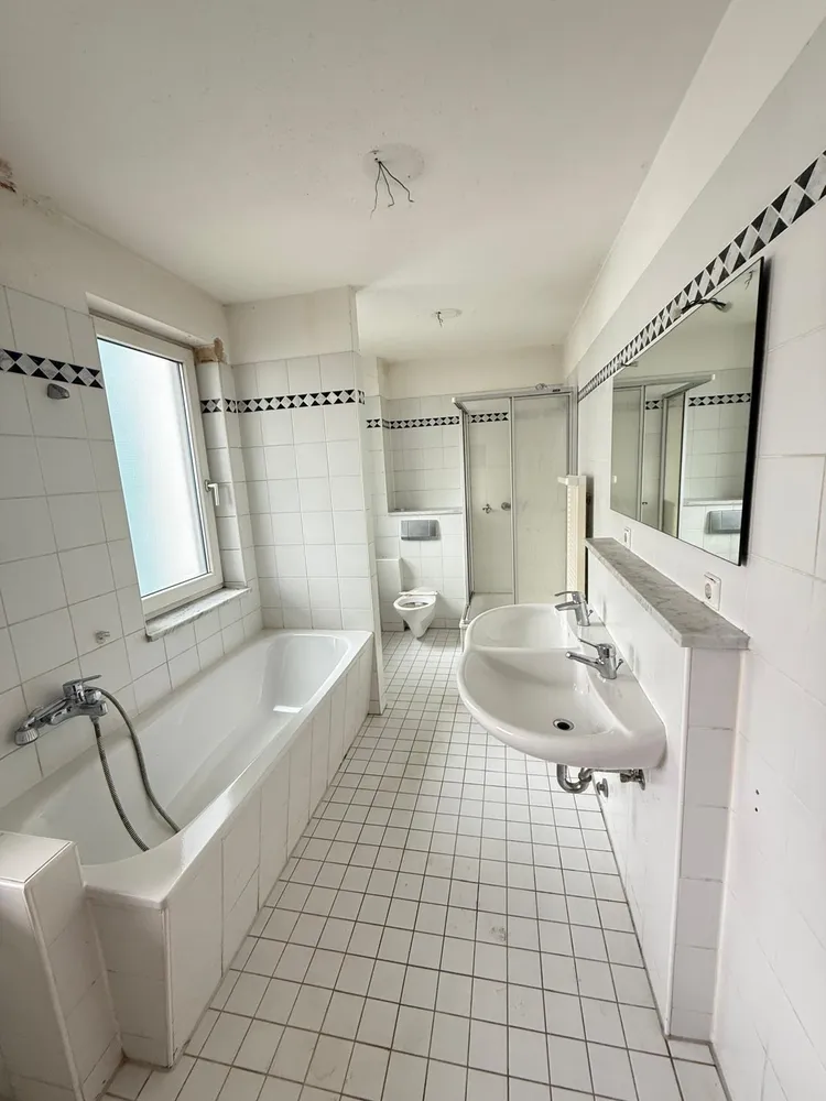 Bezugsfrei! 3 Zi.-Whg mit Aufzug, Balkon und 2 TG Stellplätzen zu verkaufen, Berlin – Bild 4