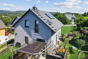 ++Sebnitz: Traumhaftes EFH (2020) mit 4 Zi., Terrasse, Garage & wildromantischem 634 m2 Grundstück++ – Die vollständige Adresse der Immobilie erhältst du vom Anbieter., 1855 Sebnitz – Vorschaubild 3