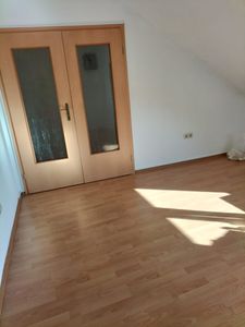 Gepflegte 2,5 Zimmer-Dachgeschosswohnung mit viel Stauraum und EBK in Münster-Sarmsheim
