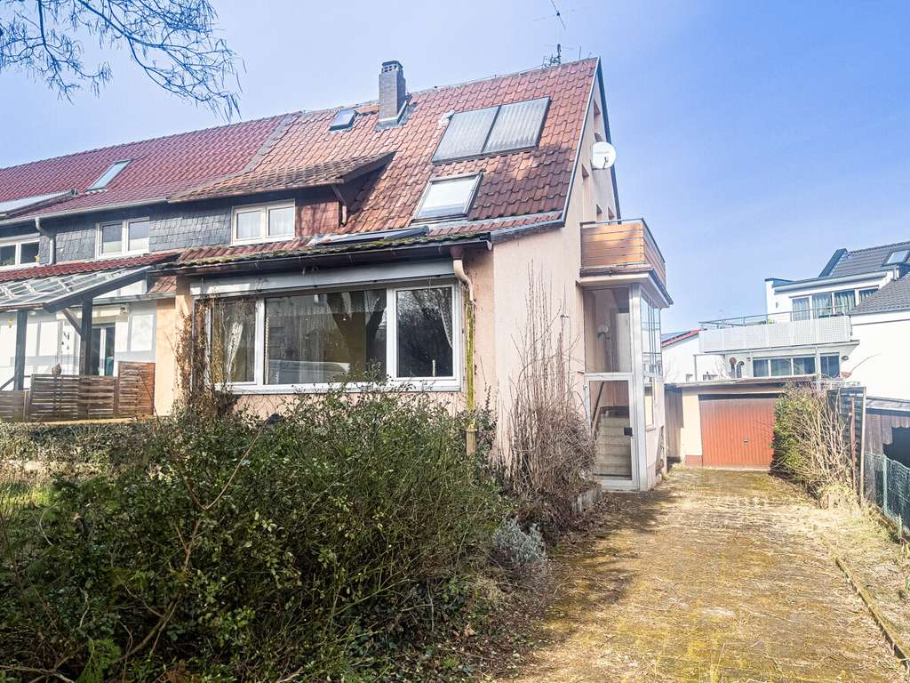 DOPPELHAUSHÄLFTE IN BELIEBTER WOHNLAGE MIT SANIERUNGSBEDARF