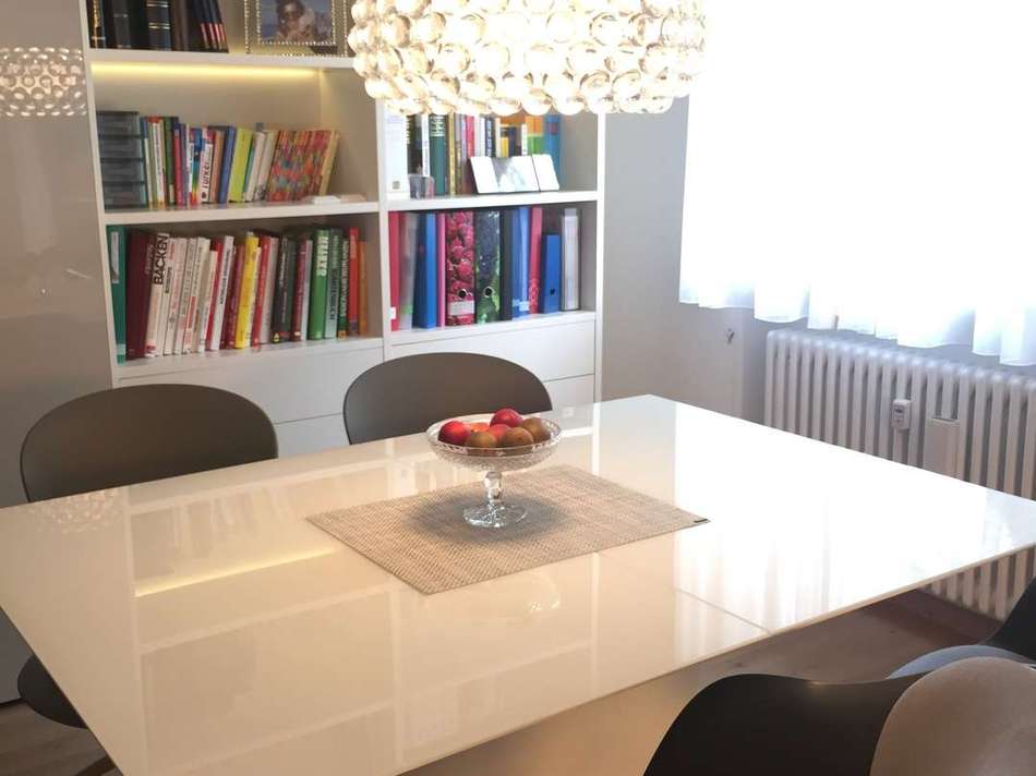Essplatz im Wohnzimmer mit Fen
