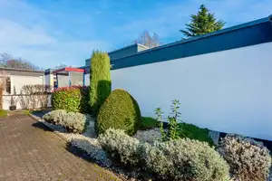 KÖLN-WEIDEN * Topp gepflegter Atrium-Bungalow mit versetzten Ebenen * Garage * 2 Bäder – Köln – Vorschaubild 2
