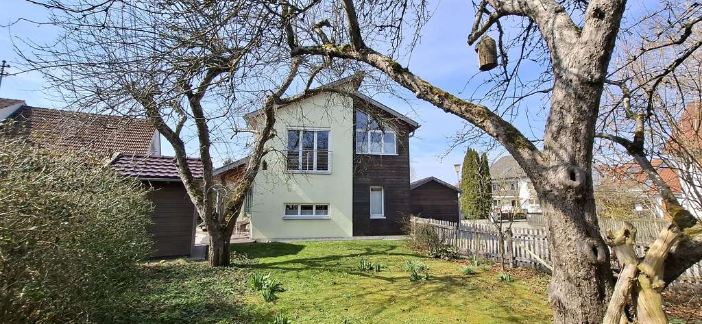 Immobilie in Adelshofen - Ökologisches  lichtdurchflutetes Traumhaus mit Naturgarten, barrierefrei. - Bild 0