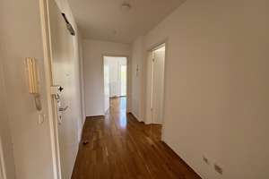 Bezugsfreie und gut geschnittene 3-Zimmer-Wohnung mit grosszügigem Balkon in Bogenhausen/Oberföhring – Die vollständige Adresse der Immobilie erhältst du vom Anbieter., 81925 Oberföhring, München – Vorschaubild 3