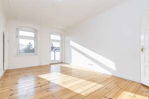 HOCHWERTIG SANIERTE  2-ZIMMER-WOHNUNG MIT BALKON