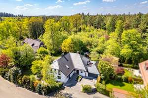 Stilvolles Familiendomizil mit idyllischem Garten und Anliegerwohnung in bester Gräfelfinger Lage – Die vollständige Adresse der Immobilie erhältst du vom Anbieter., 82166 Gräfelfing – Vorschaubild 1