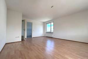 Ihr neues Zuhause: Renoviert, mit Balkon und neuer Einbauküche – Von-Stauffenberg-Straße 98, 82008 Unterhaching – Vorschaubild 2