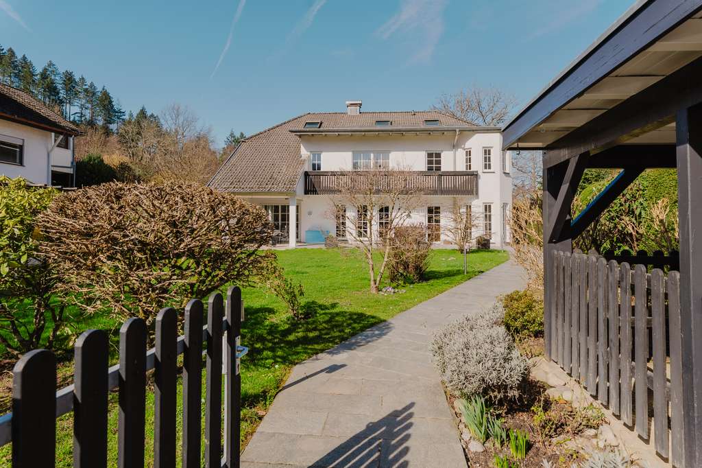 Immobilie in Sulzburg - Familienfreundliches Mehrgenerationen Wohnhaus mit schönem Garten in ruhiger Lage von Sulzburg - Bild 1