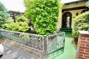 Exklusiver Bungalow mit Schwimmhalle und Wellnessbereich in bester Wohnlage in Erlangen-Sieglitzhof
 – Die vollständige Adresse der Immobilie erhältst du vom Anbieter., 91054 Sieglitzhof, Erlangen – Vorschaubild 2
