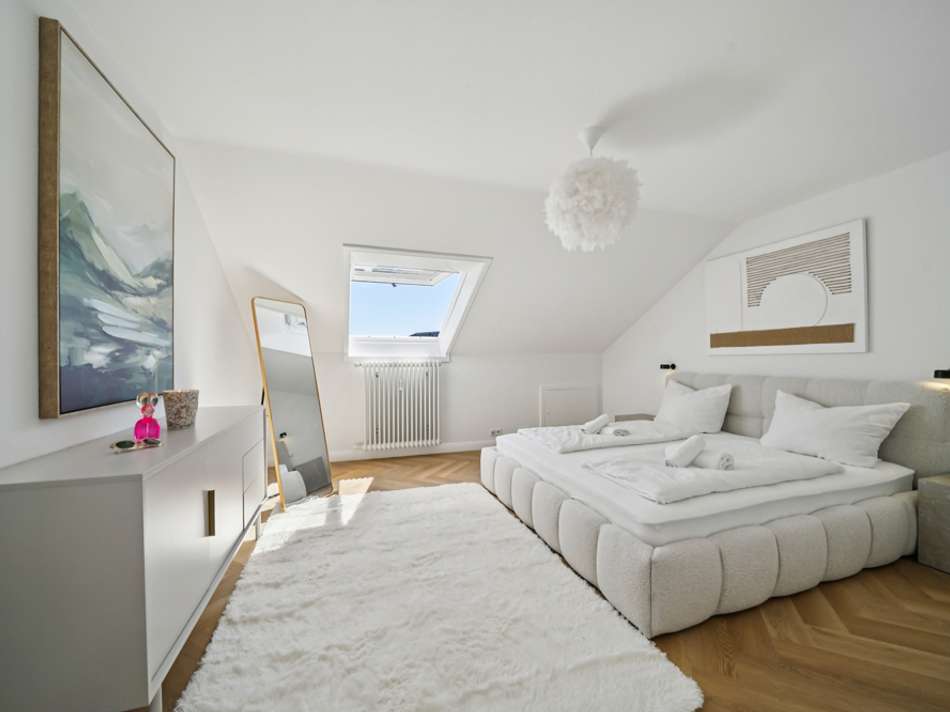 Schlafzimmer mit Berg- und See