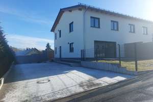 ❣️Ankommen. Zuhause sein. ❣️ Neubau-Erstbezug-DHH in KfW40❣️ – Die vollständige Adresse der Immobilie erhältst du vom Anbieter., 94424 Arnstorf – Vorschaubild 2