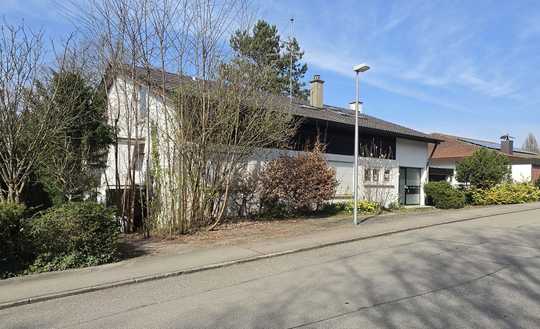 2-3 Fam.-Haus mit großem Garten in Top-Lage wartet auf neuen Glanz