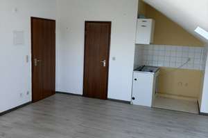 helle 1-Zimmer-Dachgeschosswohnung in Karlsruhe-Knielingen – Eggensteiner Str. 11, 76185 Knielingen, Karlsruhe – Vorschaubild 3