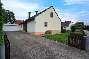 Charmantes Haus mit zwei Wohneinheiten und großem Grundstück – Die vollständige Adresse der Immobilie erhältst du vom Anbieter., 91567 Herrieden – Vorschaubild 2
