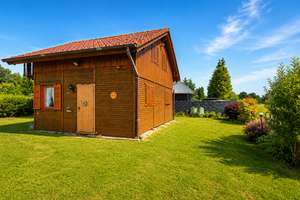 Ruhig gelegenes Ferienhaus in massiver Holzbauweise mit Terrasse, Balkon, Garage und pflegeleichtem 