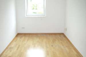 4-Zimmer, großer Sonnenbalkon, Parkett, Kaminofen, Tageslichtbad und Gäste-Duschbad – Sürther Hauptstr. 192, 50999 Sürth, Köln – Vorschaubild 16
