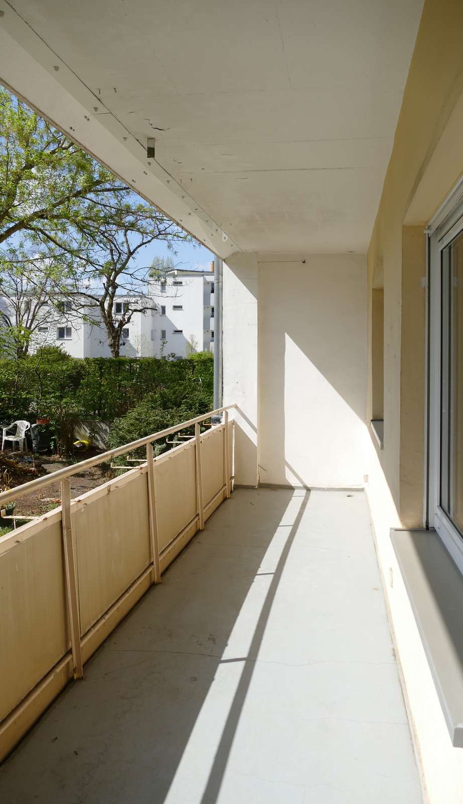 Provisionsfrei für Erwerber: freie Wohnung mit großem Süd-Balkon zum Garten hin, mod.-bedürftig, Berlin – Bild 2