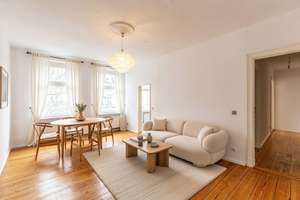 Charmante 2-Zimmer-Altbauwohnung mit großem Potenzial – 3. OG, lichtdurchflutet & zentral – Grünberger Strasse 19, 10243 Friedrichshain, Berlin – Vorschaubild 1