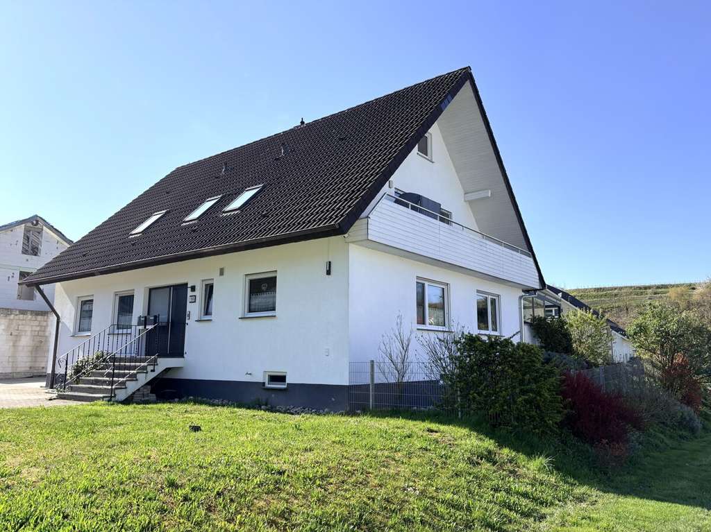 Immobilie in Vogtsburg im Kaiserstuhl - Bezugsfreie Eigentumswohnung in gepflegtem Zweifamilienhaus auf Erbbaurecht - Bild 2