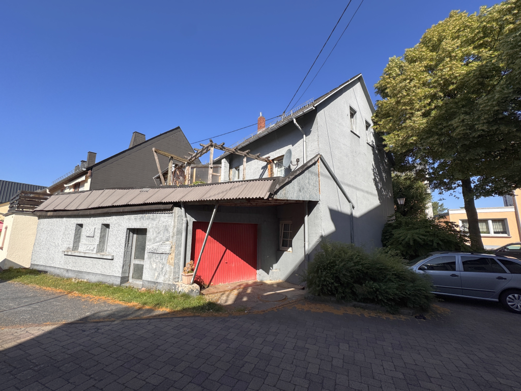 RESERVIERT!!! Großzügiges, renovierungsbedürftiges Einfamilienhaus mit Garage in Ortslage, Westerwaldkreis – Bild 1