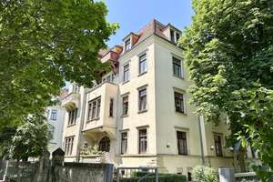 * helle und sehr schöne 2-Zimmer-Wohnung in denkmalgeschützter sanierter Villa *