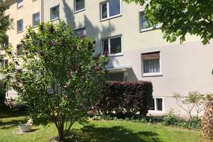 Gelegenheit in München-Berg am Laim ! Sehr schöne 3-Zi-Wohnung im Rückgebäude mit Balkon