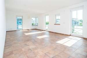 MAIER - Moderne 3-Zimmerwohnung mit 4 Balkonen, Aufzug, TG-Einzelstellplatz! – Die vollständige Adresse der Immobilie erhältst du vom Anbieter., 85598 Vaterstetten – Vorschaubild 2