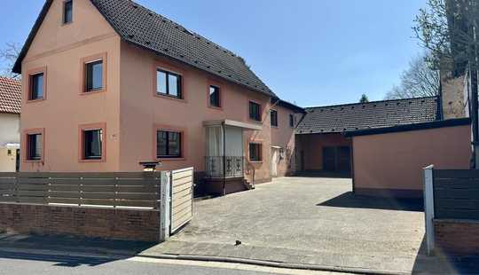 Bild von Einfamilienhaus mit viel Nutzfläche, großer Garage und Hof