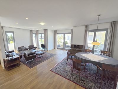 Sankt Augustin-Hangelar: Helles, barrierefreies Penthouse - Aufzug & Tiefgarage