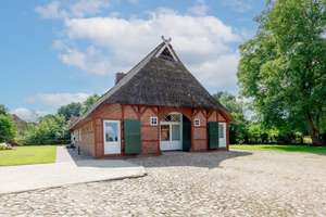 Direkte Wasserlage: Historisches Reetdach-Fachwerk in vollendeter Eleganz – Die vollständige Adresse der Immobilie erhältst du vom Anbieter., 21423 Winsen (Luhe) – Vorschaubild 2