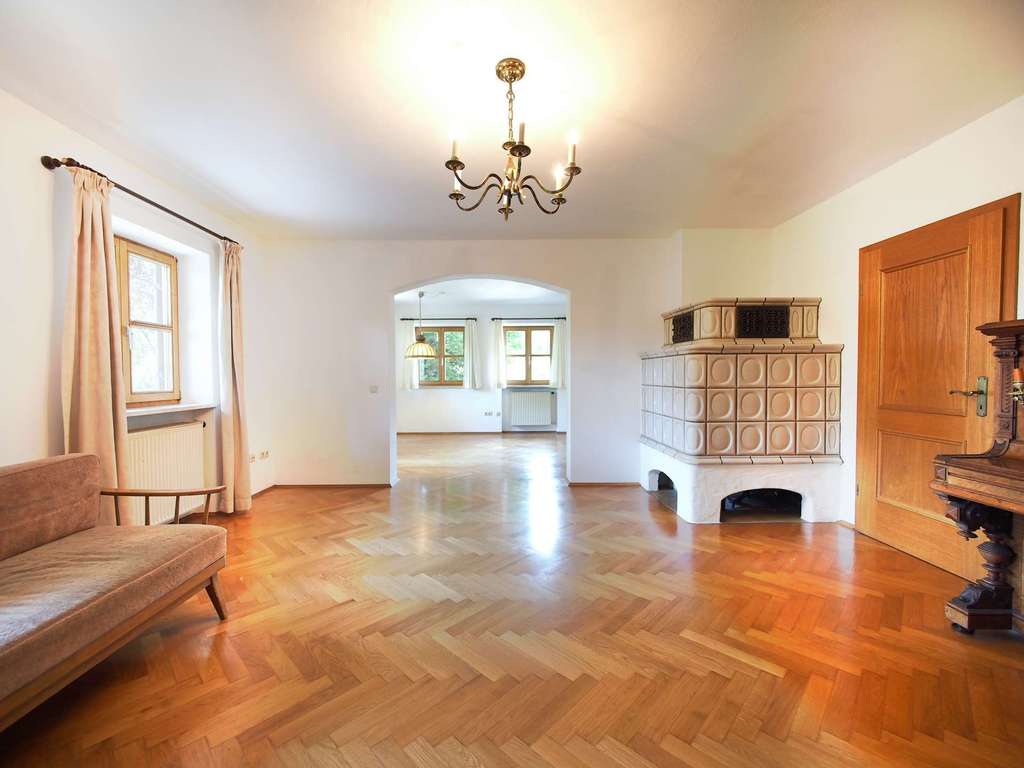 Immobilie in Surberg - Großzügiges gepflegtes Einfamilienhaus mit 1.100m² Gartengrund in Traunstein - 2 Garagen, Anbau Mögl - Bild 1