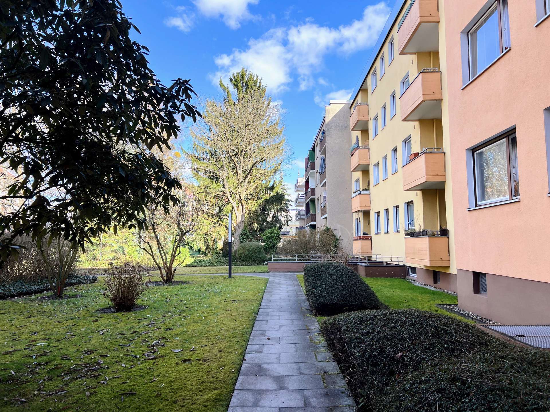 FREI! Ruhige 2-Zi.-Whg im Hochparterre in LANKWITZ + Balkon + Modernisierungsbedarf + Stellplatz, Berlin – Bild 1