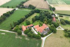 Größe, die beeindruckt – Anwesen mit Seltenheitswert – Die vollständige Adresse der Immobilie erhältst du vom Anbieter., 33829 Borgholzhausen – Vorschaubild 1