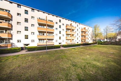 Helle 2,5-Z.-Wohnung mit Balkon u. Tageslichtbad für Selbstrenovierer – WBS-Berechtigung 100 bis 140
