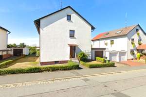 Ein charmantes Zweifamilienhaus mit großem Potenzial in Neustadt bei Coburg – Die vollständige Adresse der Immobilie erhältst du vom Anbieter., 96465 Neustadt bei Coburg – Vorschaubild 1