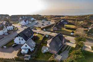 Refugium unter Reet
DHH in Toplage von Wenningstedt-
Genehmigte Ferienvermietung! – Die vollständige Adresse der Immobilie erhältst du vom Anbieter., 25996 Wenningstedt-Braderup (Sylt) – Vorschaubild 2