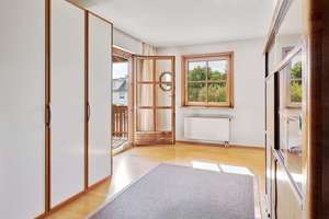 Isartaler Holzhaus mit idyllischem Garten und ca. 60 m² Ausbaupotenzial im Dachgeschoss – Die vollständige Adresse der Immobilie erhältst du vom Anbieter., 81375 Neuhadern, München – Vorschaubild 4
