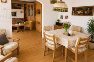 Großzügiges Familienhaus mit Traumgarten, PV-Anlage und Fernblick in Schönberg – Die vollständige Adresse der Immobilie erhältst du vom Anbieter., 94513 Schönberg – Vorschaubild 4