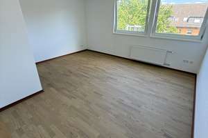 Frisch sanierte 1-Zimmer-DG-Wohnung mit Designerbad & Parkett in Köln-Weidenpesch