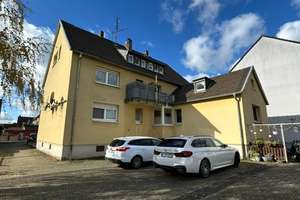 7 Familienhaus mit 5 Garagen und Stellplätzen in guter Lage im Kölner Norden mit einer Rendite von 5