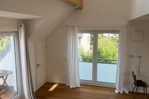 Maisonette-Dachgeschosswohnung – Erstbezug nach Eigennutzung, Tiefgarage, Lift – Wüstensteiner Straße 15, 81243 Aubing-Süd, München – Vorschaubild 2