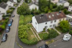 Mehr als ein Zuhause: Reihenendhaus mit zusätzlichem Baugrundstück – Die vollständige Adresse der Immobilie erhältst du vom Anbieter., 65191 Bierstadt, Wiesbaden – Vorschaubild 1