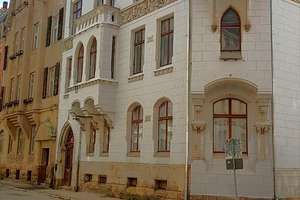 Historisches Mehrfamilienhaus mit Charakter und großem Potenzial im Herzen von Greiz – Die vollständige Adresse der Immobilie erhältst du vom Anbieter., 7973 Greiz – Vorschaubild 1