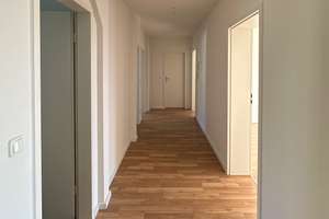 Geräumigiges Familiendomizil im DG mit Einbauküche, Wannenbad und Balkon – 39108 Stadtfeld Ost, Magdeburg – Vorschaubild 2
