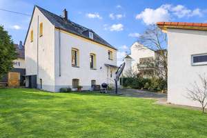 CHARMANTES UND GUT GEPFLEGTES EINFAMILIENHAUS MIT NEBENGEGEBÄUDE, HOF- UND GARTENBEREICH