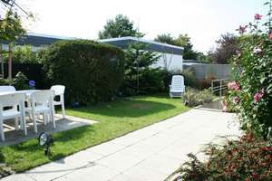 Großer Bungalow in ruhiger zentraler Lage in Hannover-Ricklingen mit integrierter hoher Garage.