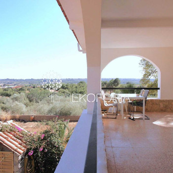 RENOVIERTE CHALET AUF 5000 M² NUR 20 MINUTEN VON VALENCIA ENTFERNT