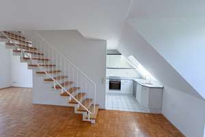 Maisonettewohnung mit 2 Zimmern, Balkon, Küche, Bad, Gäste-WC mit Tiefgaragenstellplatz & Aufzug – Die vollständige Adresse der Immobilie erhältst du vom Anbieter., 40597 Benrath, Düsseldorf – Vorschaubild 3